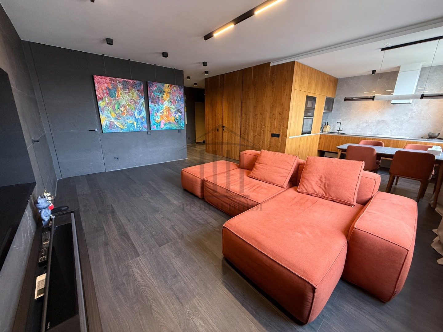 Продается уютная 2-х комнатная квартира ЖК Residence, год постройки: 2020. Тип дома: монолитный.  
Возможен торг
На 1 этаже в холле имеется зона ожидания. 
+ Рядом школы , детские сады. 
+ Удобная транспортная  развязка 
+ Рядом ТЦ Парк-Хаус, Основинский парк . 
+ Сделан дизайнерский ремонт. 
+ Квар