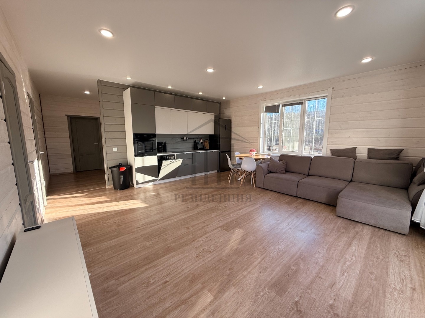 Сдаётся с 13.04 (смотреть уже можно) уютный и современный дом для комфортного проживания в тихом и красивом селе Курганово 
Дом полностью готов к заселению — заезжай и живи!
Участок 8 соток
Преимущества и ключевые характеристики:
- 2 изолированные спальни — удобно для семьи, гостей или работы из дом