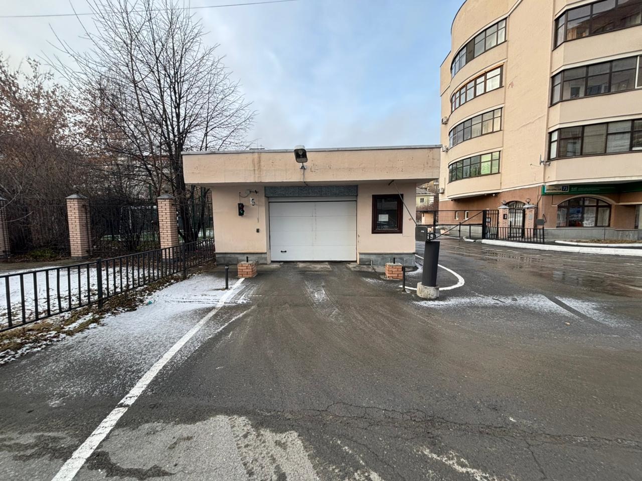 Сдается паркинг в аренду в центре Екатеринбурга
Адрес: ул. Декабристов 75 (Ленинский р-н)   Актуально с  15.06.26 (смотреть уже можно) 

- Предлагается в аренду подземный паркинг (площадь 30 м²)
- Возможность разместить до двух автомобилей при желании — отличное решение для владельцев двух машин или