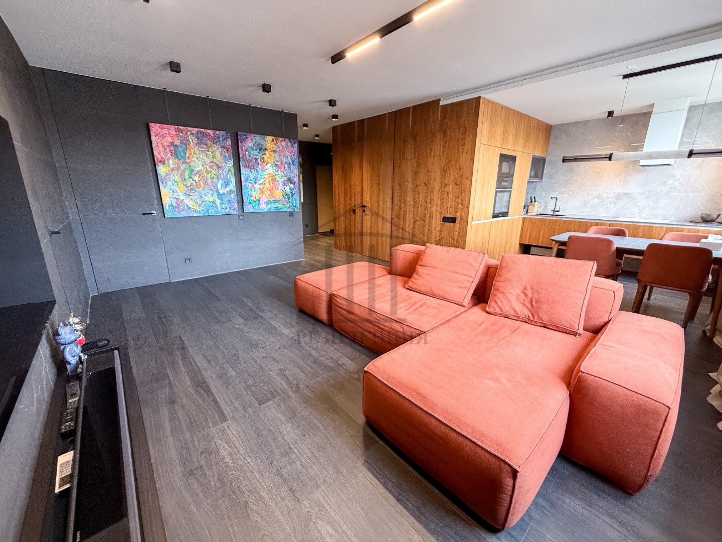 Продается уютная 2-комнатная квартира в ЖК Residence
Современный жилой комплекс, дом 2020 года постройки (монолит)

Предлагаем вашему вниманию стильную и комфортную 2-комнатную квартиру, приобретённую непосредственно у застройщика. Квартира полностью готова к проживанию — выполнен качественный дизай