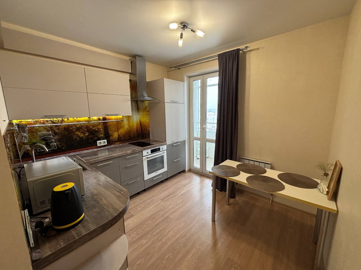 ЗВОНИТЕ СЕЙЧАС!
Сдается отличная и просторная 1-комнатная квартира
+ ЖК Аврора: охрана, большая детская площадка. дом с лифтом
+ Планировка: просторная кухня и спальня отдельно, и пред спальная зона
+ В наличии необходимая мебель и техника
+ Проведены интернет (Wi-Fi) и телевидение
+ В шаговой дос