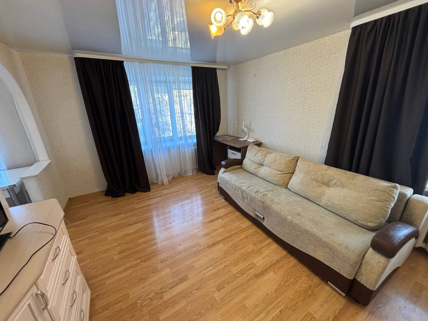 ЗВОНИТЕ СЕЙЧАС! 
Сдается отличная 1 комнатная квартира на Уралмаше.
+ Окна во двор.
+ Пешком 18 мин. до метро Проспект Космонавтов.
+ Дом расположен около транспортной развязки перекрестка с Бакинских Комиссаров.
+ Выполнен ремонт: ламинат, пластиковые окна, кафель в сан. узле.
+ В наличии необходим