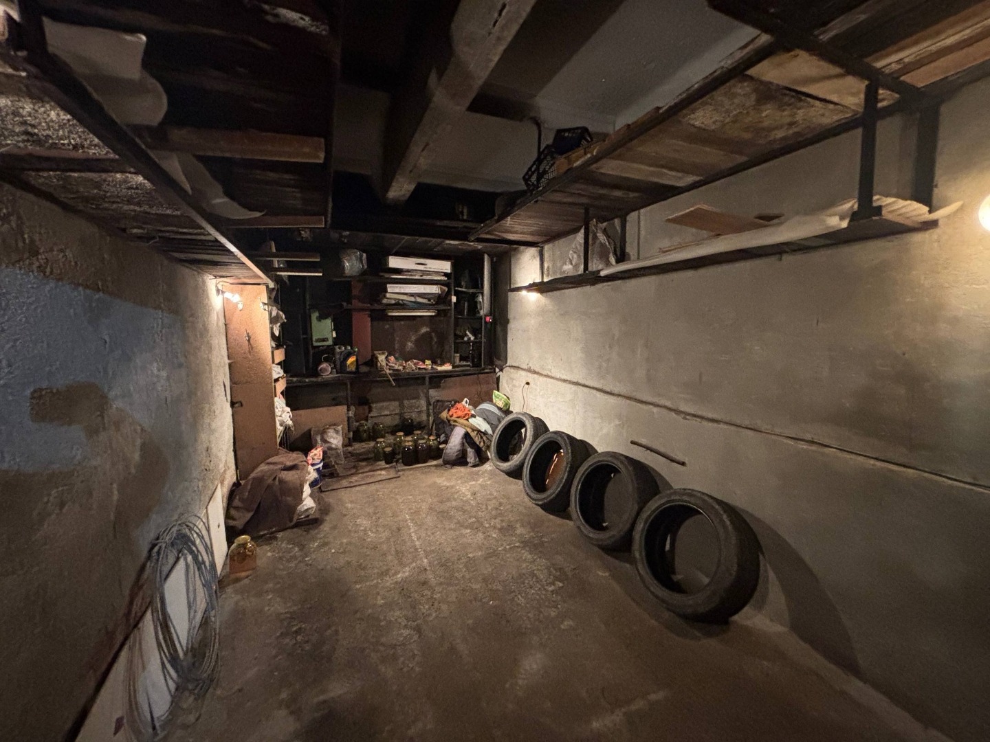 Продаётся подземный гараж. Сухой, чистый и ухоженный, отлично подходит для хранения автомобиля или вещей. Гараж расположен в закрытом помещении, что обеспечивает защиту от дождя, снега и перепадов температуры.

Характеристики:
- подземное расположение
- без смотровой ямы
- удобный заезд
- надёжные в