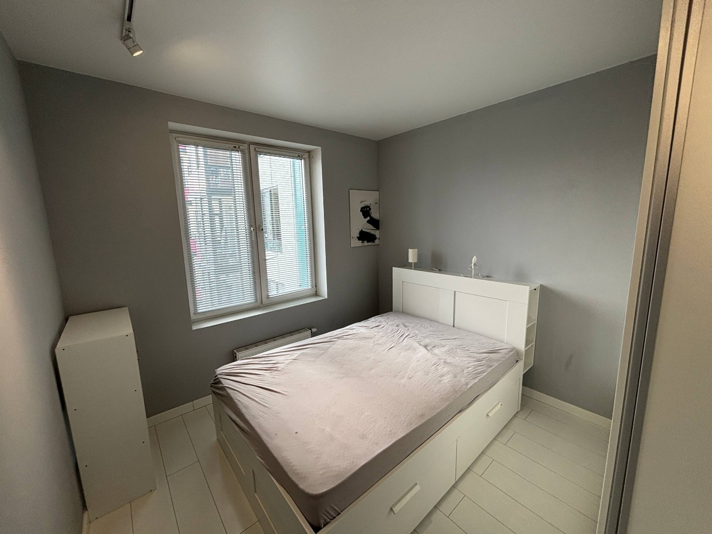 ЗВОНИТЕ СЕЙЧАС!
Сдается отличная 1 комнатная квартира в Солнечном м-не.
+ В наличии необходимая мебель и техника. Диван будет новый.
+ В ванной комнате плитка.
+ Проведены интернет (Wi-Fi) и телевидение.
+ Коммунальные дополнительно: в среднем 4000 летом и 5500 зима.
+ Ключи в офисе-оперативный пока