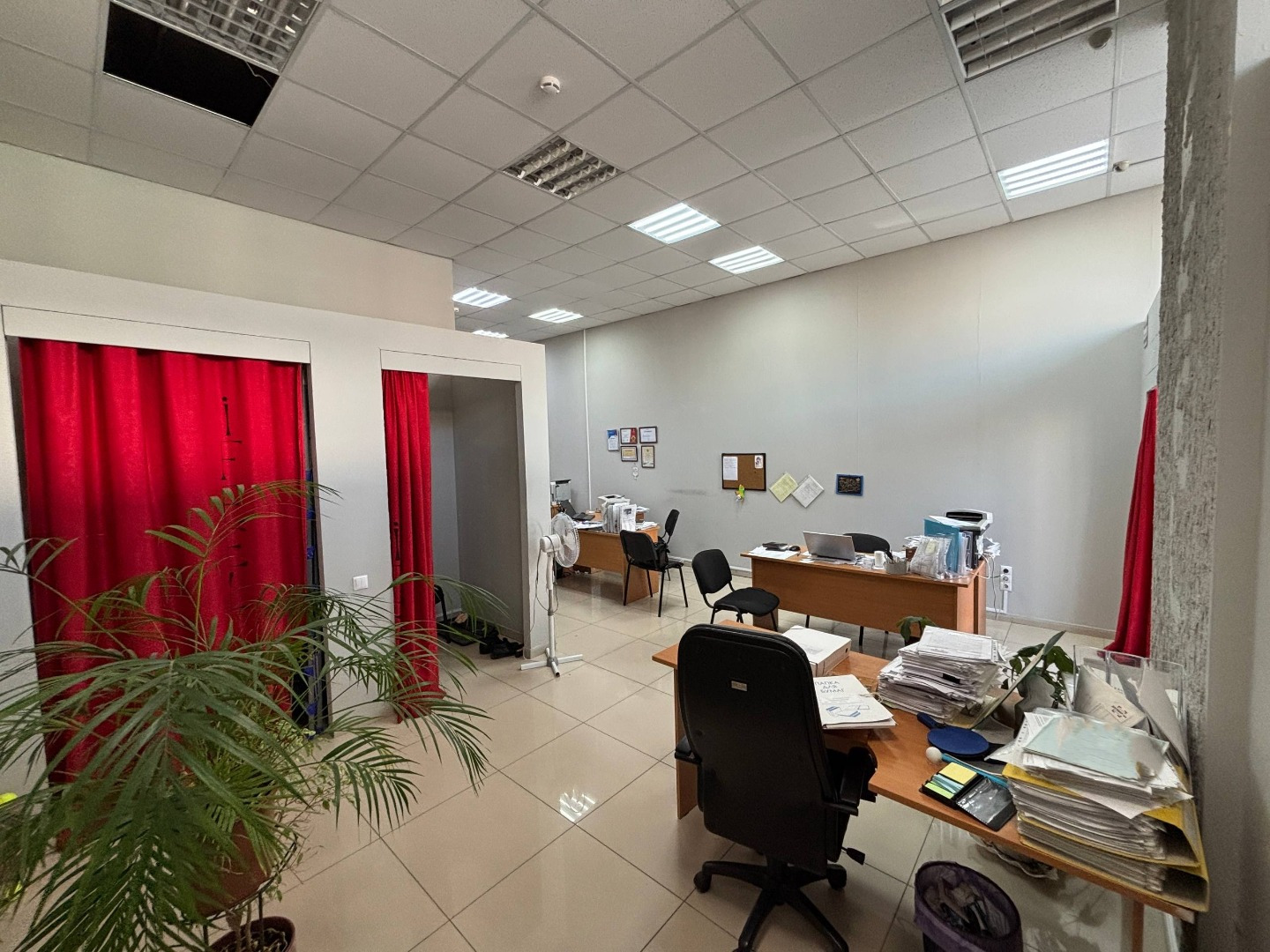 Предлагается к продаже офисное помещение, расположенное в торговом центре с высоким пешеходным и автомобильным трафиком

Сейчас офис арендуют, можете приобрести - как инвестицию 
 
Локация: удобное расположение, отличная транспортная доступность, близость к остановкам общественного транспорта и парк